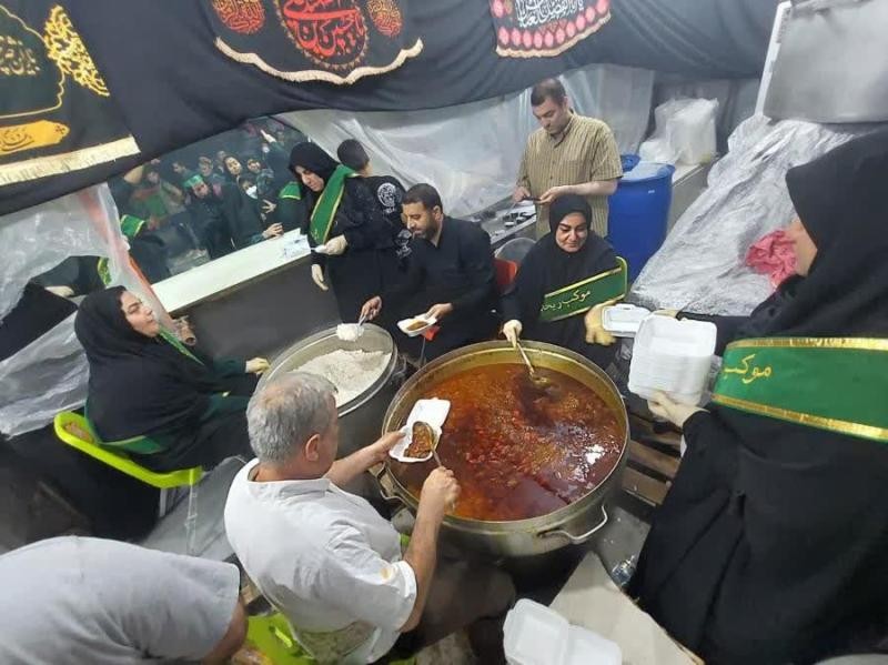 گوشه‌ای از خدمات‌دهی موکب حضرت علی اکبر(ع) در مرز شلمچه