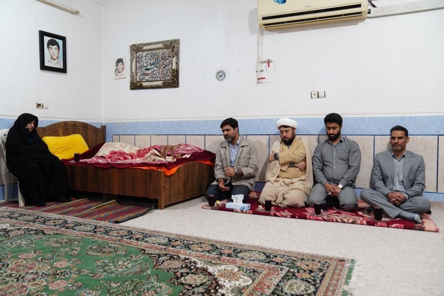 دیدار مدیرعامل سازمان منطقه ویژه اقتصادی پتروشیمی با خانواده شهید سید کریم عباسی