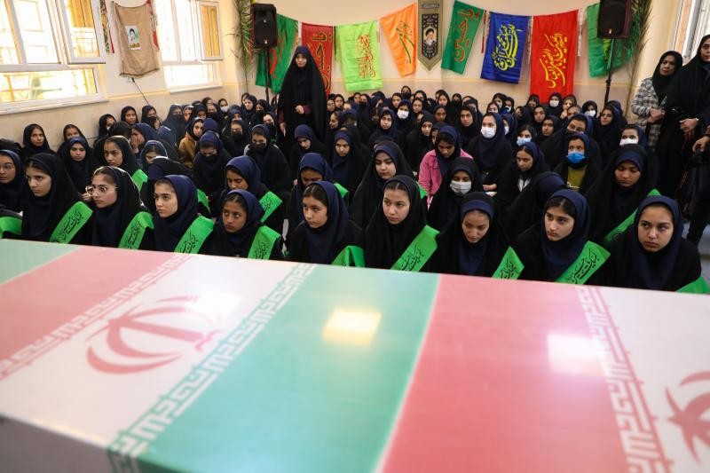 استقبال دانش آموزان از پیکر مطهر شهید گمنام