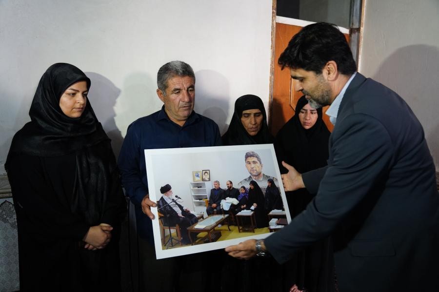 دیدار مدیرعامل سازمان منطقه ویژه اقتصادی پتروشیمی با خانواده شهید حمزه جهان‌دیده از شهدای پدافند هوایی ارتش