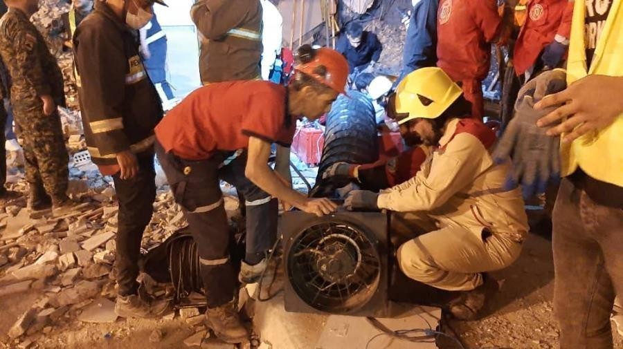 نیروی نجات در حادثه ساختمان متروپل آبادان