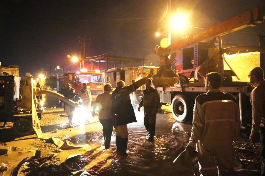 تلاش شبانه روزی نیروهای عملیاتی منطقه جهت کمک به دفع آبگرفتگی بندر امام خمینی(ره)