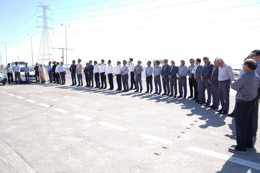 اهتزار پرچم علی ولی الله بر فراز منطقه ویژه اقتصادی پتروشیمی