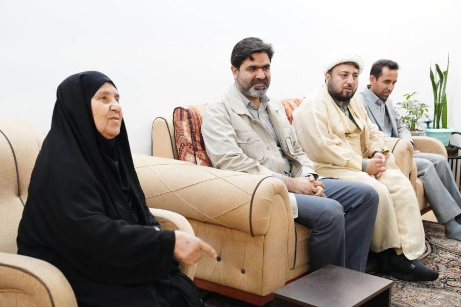 دیدار مدیرعامل سازمان منطقه ویژه اقتصادی پتروشیمی با خانواده شهید سید احمد ساداتی