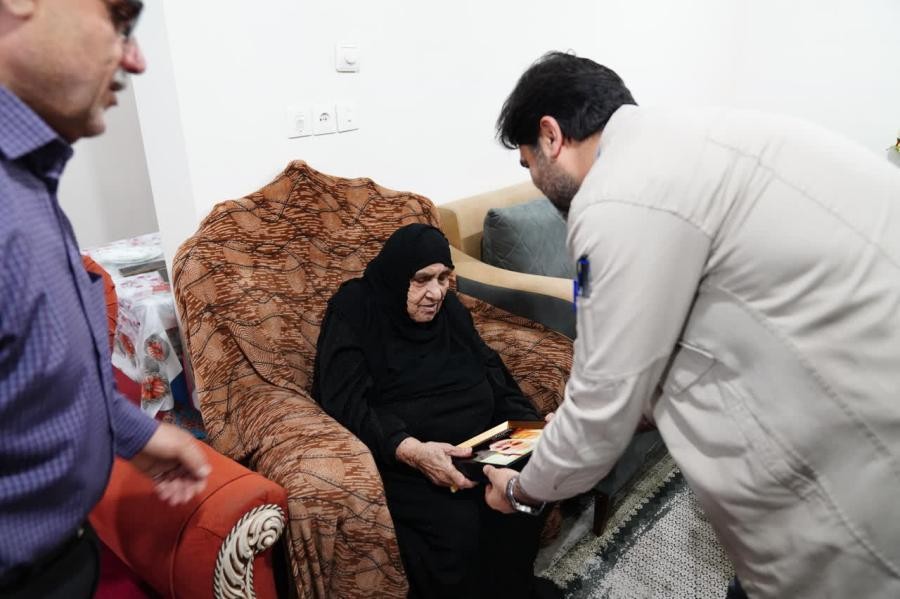 دیدار مدیرعامل سازمان منطقه ویژه اقتصادی پتروشیمی با خانواده شهدا