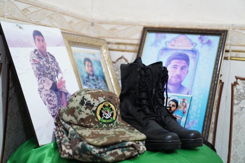 دیدار مدیرعامل سازمان منطقه ویژه اقتصادی پتروشیمی با خانواده شهید