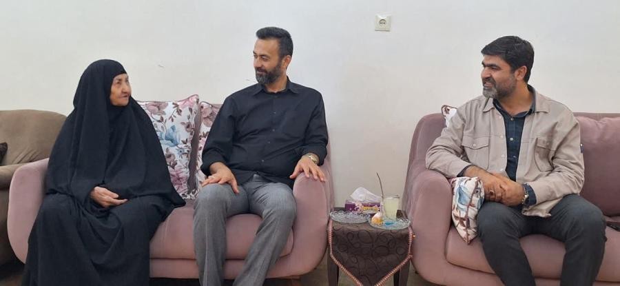 دیدار مدیرعامل سازمان منطقه ویژه اقتصادی پتروشیمی با خانواده شهید قربانعلی نقوی